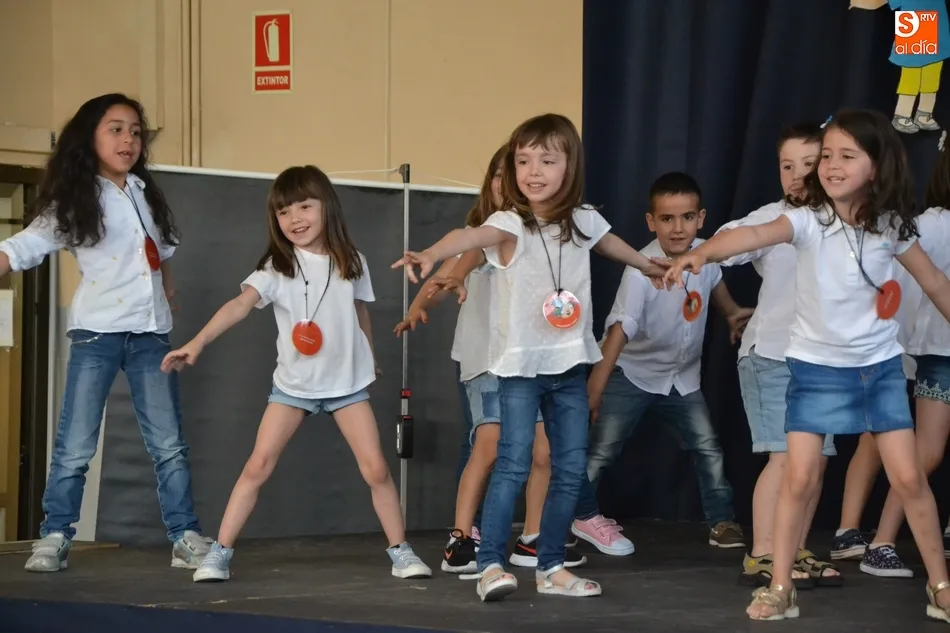 Foto 3 - Los alumnos de 5 a&ntilde;os de San Francisco dejan atr&aacute;s Educaci&oacute;n Infantil relatando ellos mismos lo...