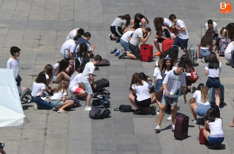 Foto 10 - La Plaza acoge una performance de mimo para concienciar sobre los refugiados  