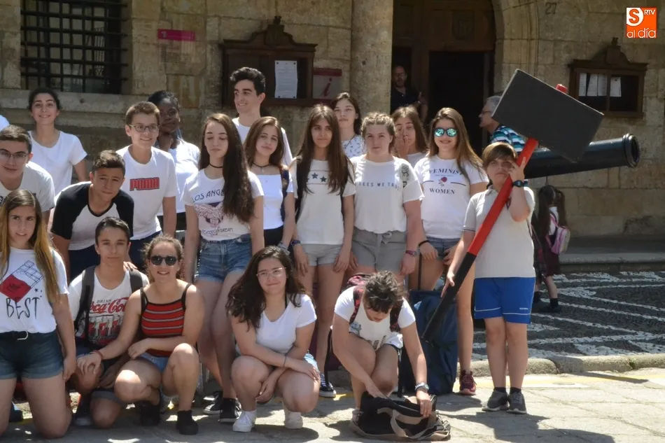 Foto 11 - La Plaza acoge una performance de mimo para concienciar sobre los refugiados  