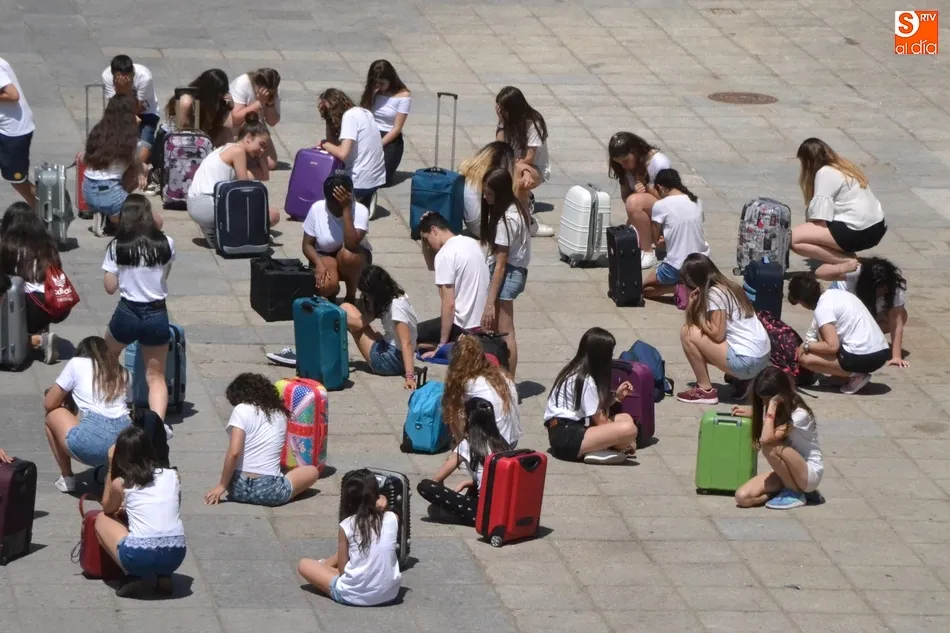 Foto 9 - La Plaza acoge una performance de mimo para concienciar sobre los refugiados  