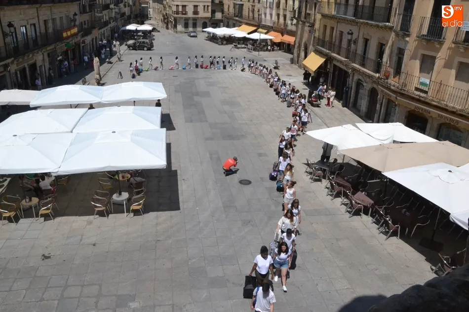 Foto 6 - La Plaza acoge una performance de mimo para concienciar sobre los refugiados  
