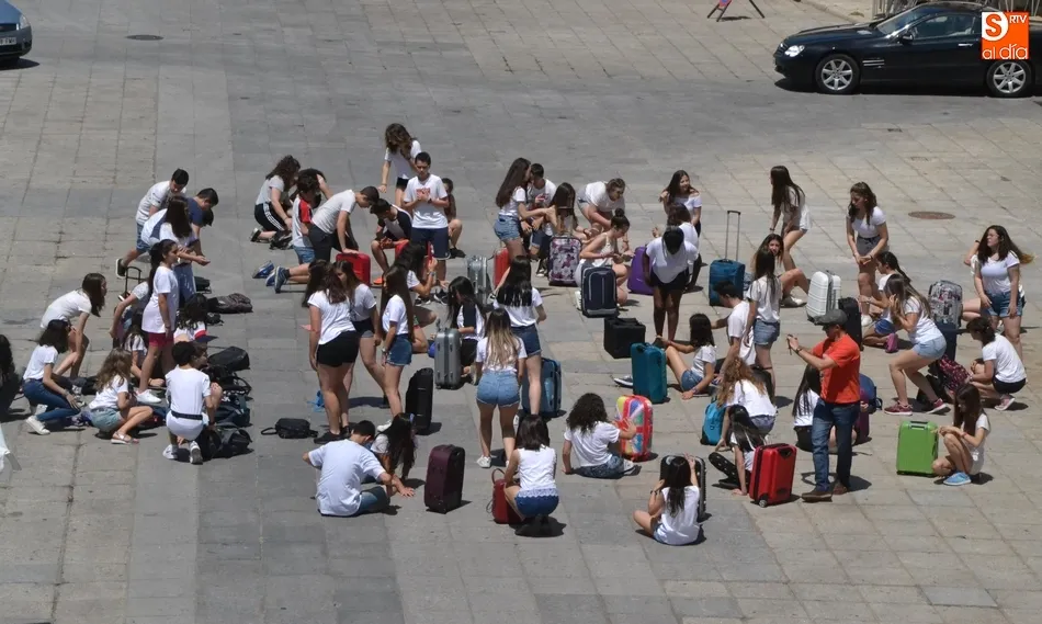 Foto 8 - La Plaza acoge una performance de mimo para concienciar sobre los refugiados  