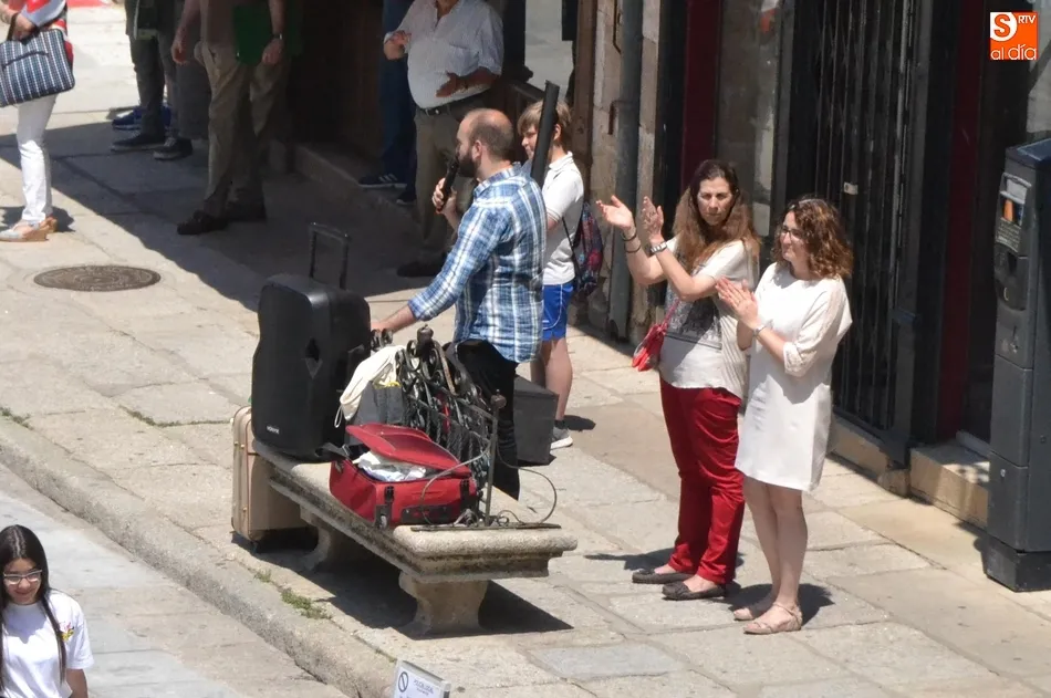 Foto 2 - La Plaza acoge una performance de mimo para concienciar sobre los refugiados  