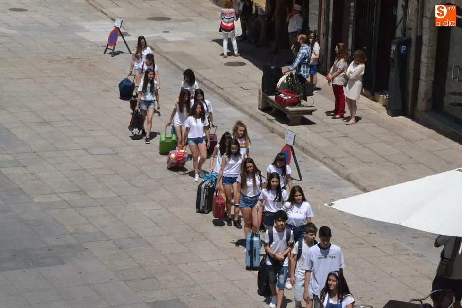 Foto 3 - La Plaza acoge una performance de mimo para concienciar sobre los refugiados  