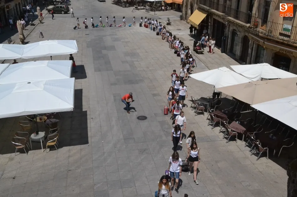 Foto 4 - La Plaza acoge una performance de mimo para concienciar sobre los refugiados  