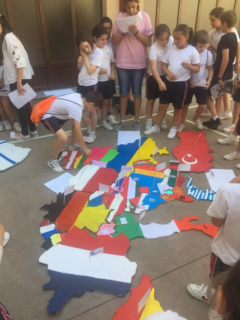Foto 2 - Misioneras-Santa Teresa concluye su Semana Cultural con una jornada de inmersi&oacute;n europea  