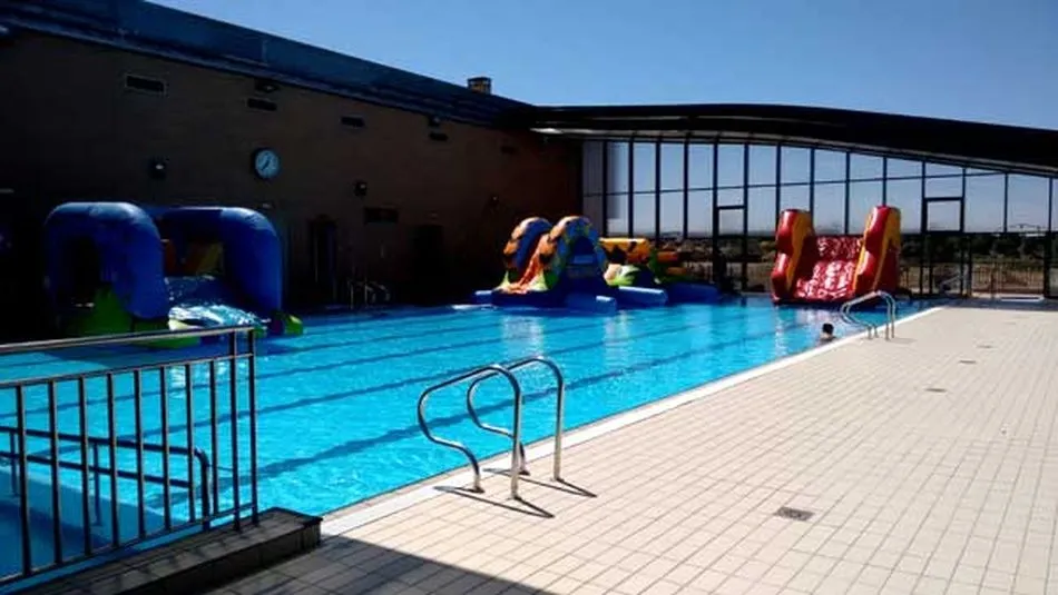 Foto 2 - La piscina climatizada de Sard&oacute;n de los Frailes pasa a ser de verano este s&aacute;bado  