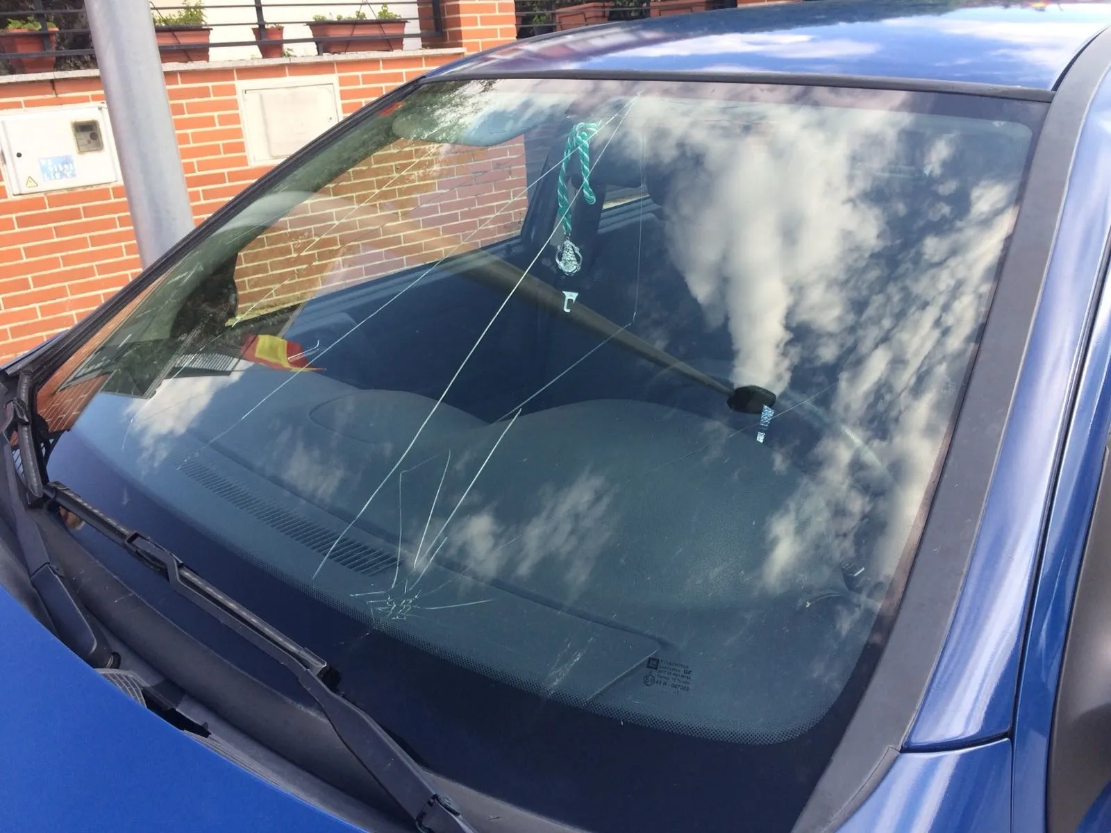 Uno de los coches dañados en San Morales | Fotografías: Rocío García y Marisa Rodero