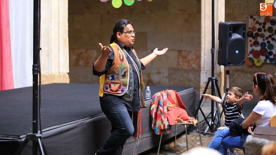 El narrador y cuentero peruano Wayqui, en la Casa de las Conchas. Foto: Alberto López