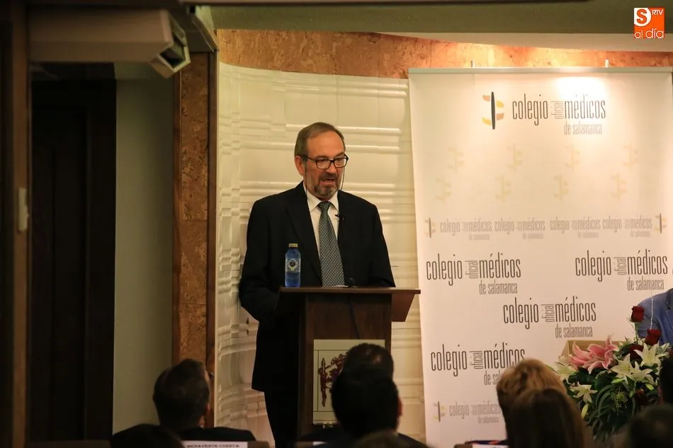 Foto 3 - El Colegio de M&eacute;dicos rinde homenaje a cerca de 50 doctores jubilados en un emotivo acto  