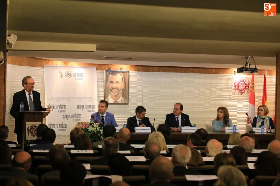 Foto 2 - El Colegio de M&eacute;dicos rinde homenaje a cerca de 50 doctores jubilados en un emotivo acto  