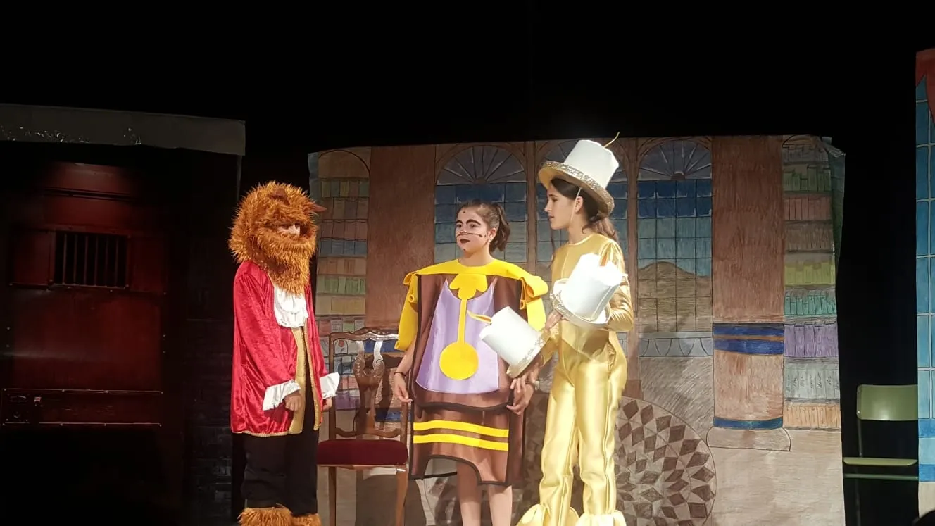 Foto 9 - Alumnos de 5&deg; y 6 &deg; de Primaria del colegio San Blas llevan a escena &lsquo;La Bella y La...