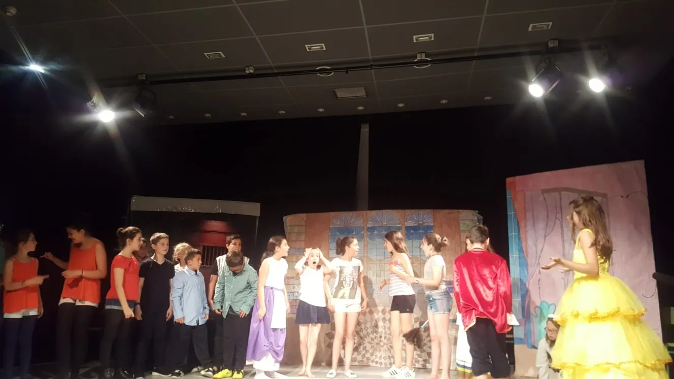Foto 10 - Alumnos de 5&deg; y 6 &deg; de Primaria del colegio San Blas llevan a escena &lsquo;La Bella y La...