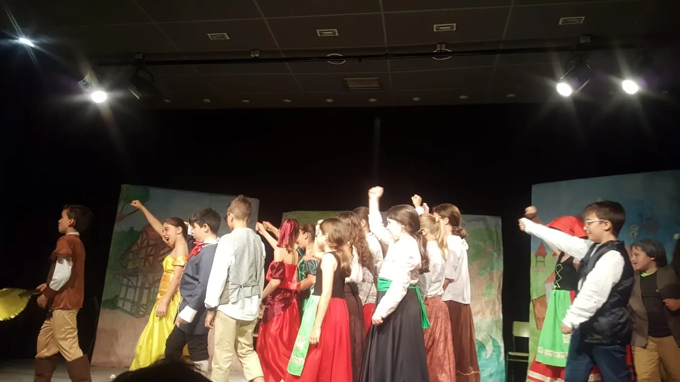 Foto 8 - Alumnos de 5&deg; y 6 &deg; de Primaria del colegio San Blas llevan a escena &lsquo;La Bella y La...
