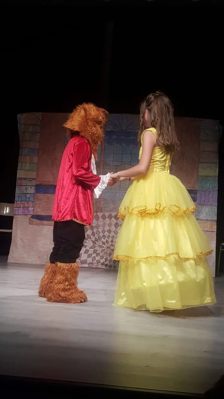Foto 4 - Alumnos de 5&deg; y 6 &deg; de Primaria del colegio San Blas llevan a escena &lsquo;La Bella y La...
