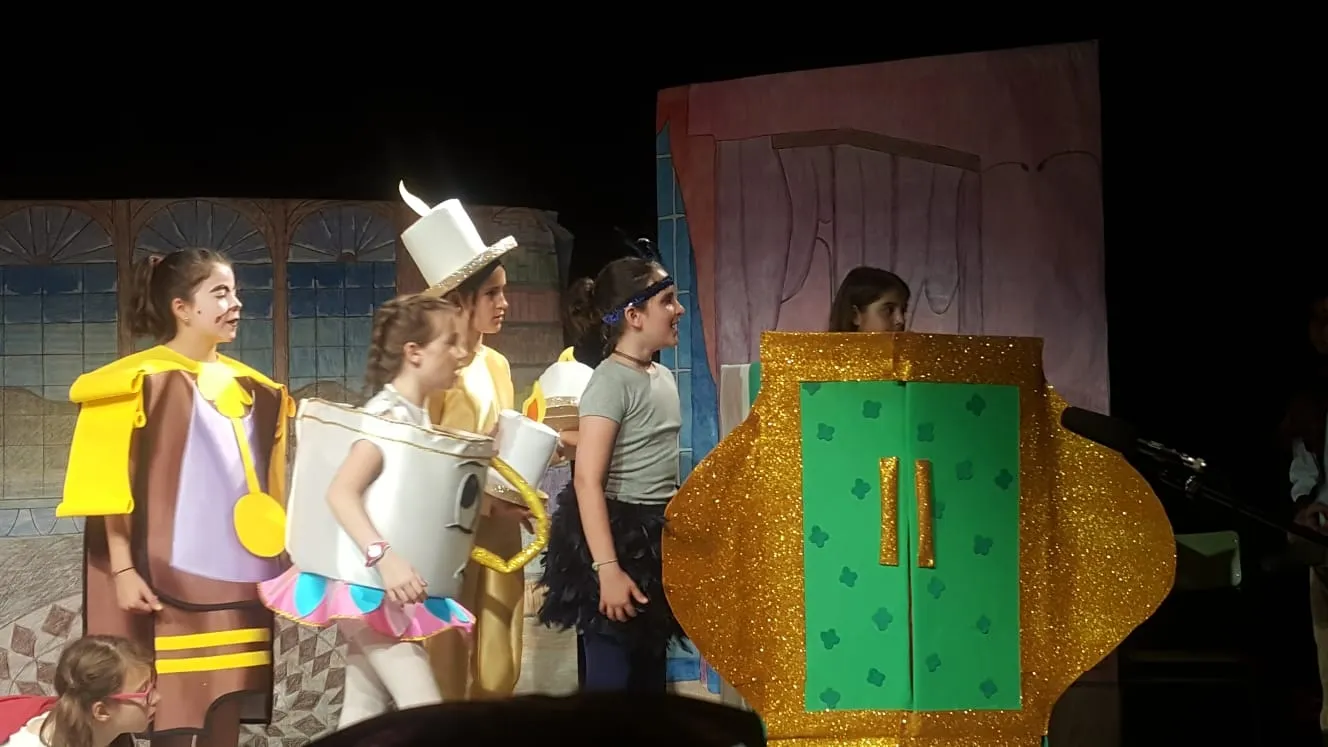 Foto 3 - Alumnos de 5&deg; y 6 &deg; de Primaria del colegio San Blas llevan a escena &lsquo;La Bella y La...