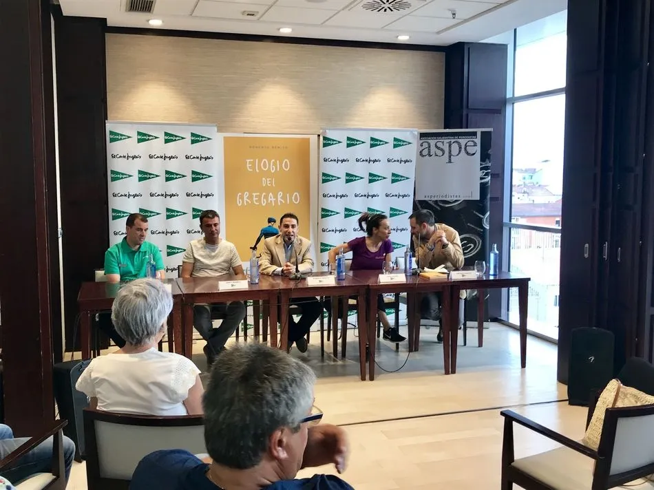 Lleno en la presentación de ‘Elogio del gregario’, el último libro del salmantino Roberto...