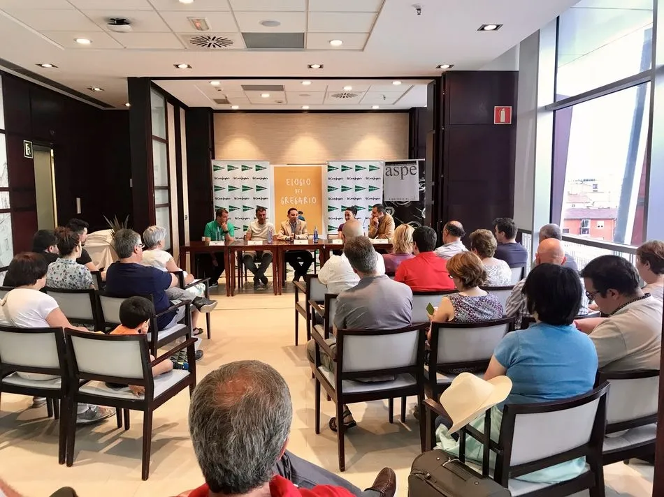 Foto 4 - Lleno en la presentaci&oacute;n de &lsquo;Elogio del gregario&rsquo;, el &uacute;ltimo libro del salmantino Roberto...