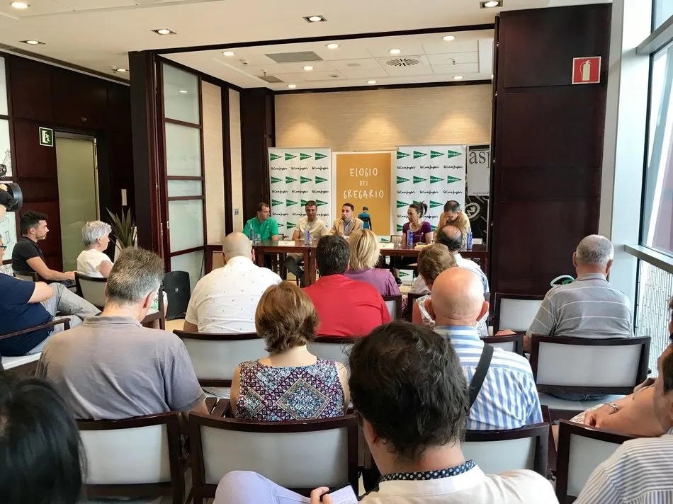 Foto 3 - Lleno en la presentaci&oacute;n de &lsquo;Elogio del gregario&rsquo;, el &uacute;ltimo libro del salmantino Roberto...