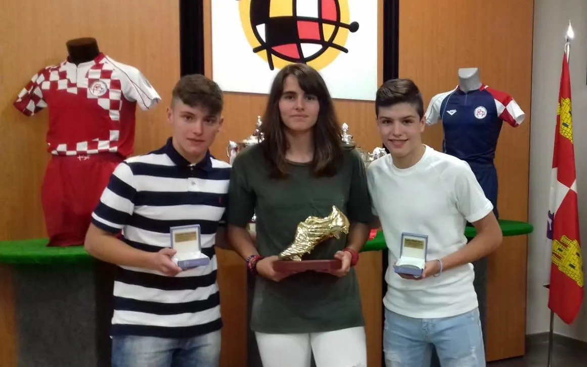 Carmen Álvarez, Sergio Moreiro y Álex Sánchez recogen sus galardones de la Federación  