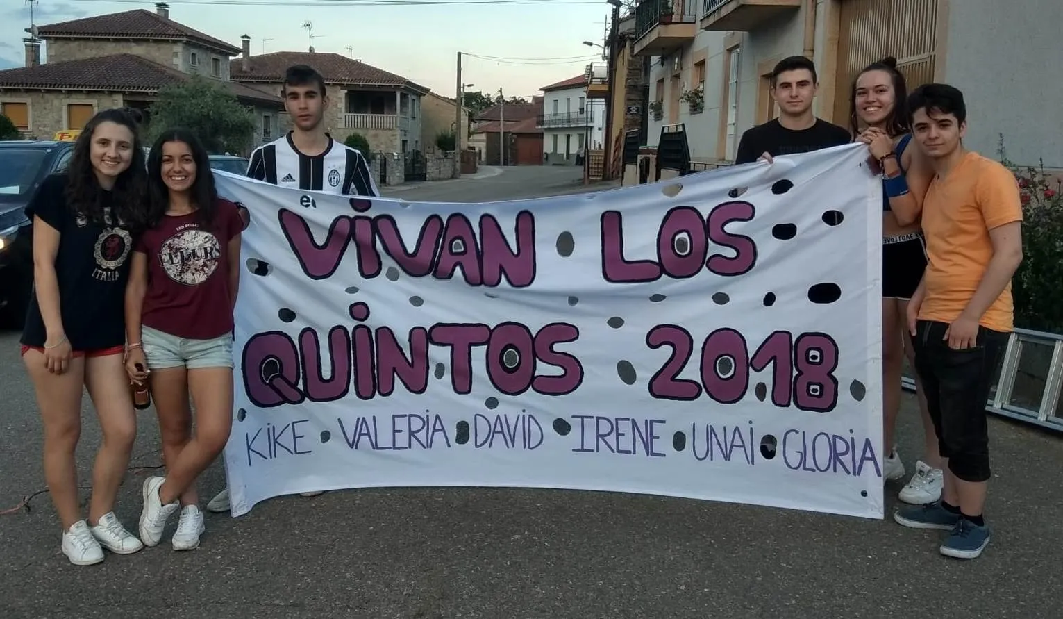 Los Quintos 2018 de Robleda colocan sus pancartas por las calles  
