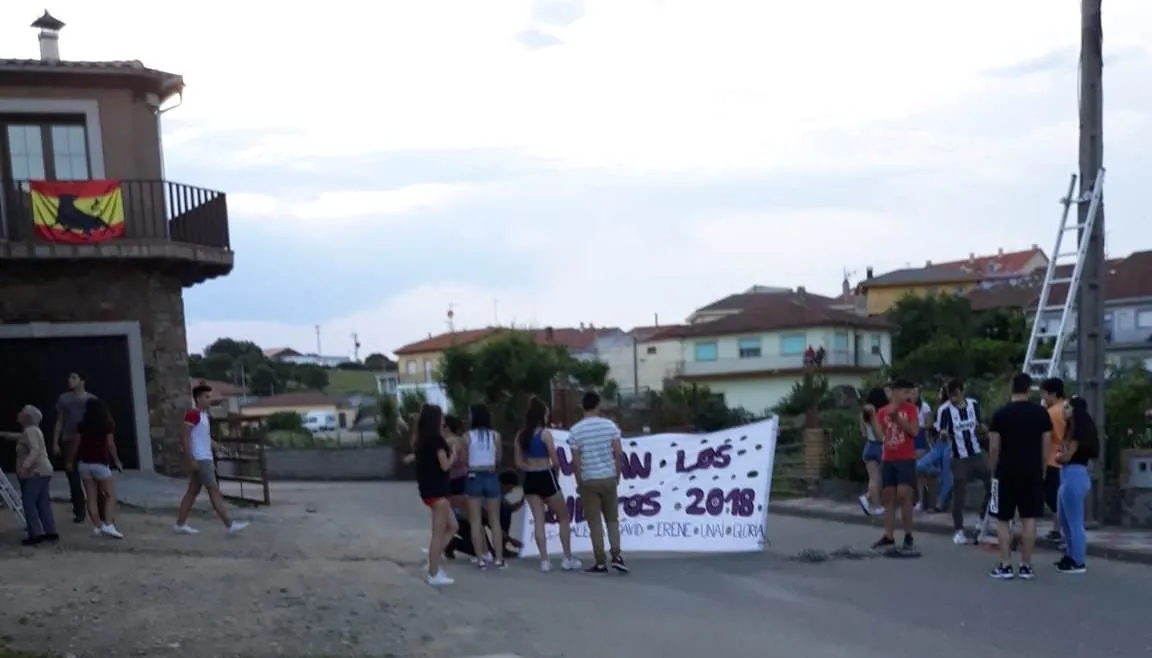 Foto 2 - Los Quintos 2018 de Robleda colocan sus pancartas por las calles  