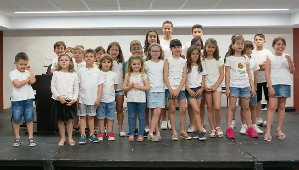 Uno de los grupos de alumnos de la Escuela de Música de Villares de la Reina que participaron en este recital