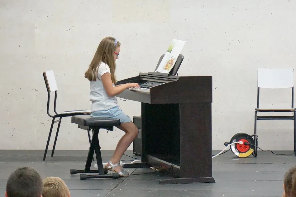 Foto 10 - Brillante concierto de fin de curso de la Escuela de M&uacute;sica de Villares de la Reina