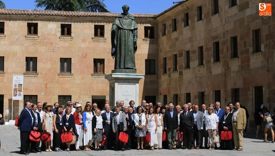 Participantes del Congreso Internacional de Poesía Fray Luis de León  ‘Ab ipso ferro’  en el Patio de Escuelas. Foto de Alberto Martín