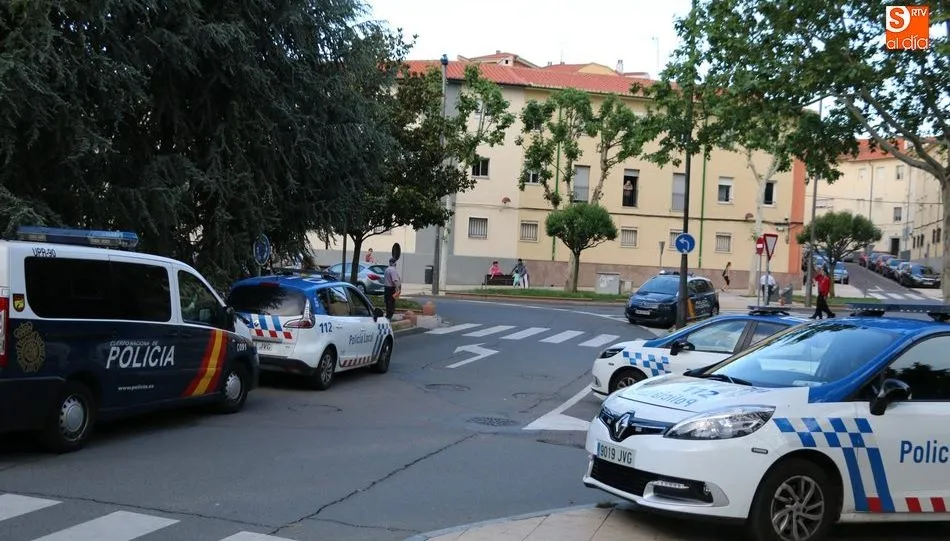 Patrullas policiales en la plaza del barrio Vidal, con motivo de una de las peleas entre estos dos clanes