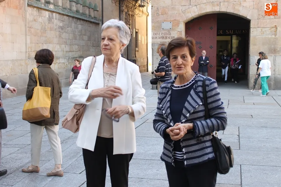 Victoria Camps y Adela Cortina, nuevas doctoras Honoris Causa de la Universidad de Salamanca, junto al edificio histórico de la institución académica.