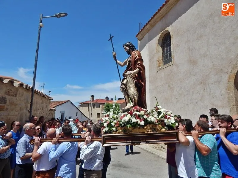 La imagen de San Juan Bautista, patrón de Valverdón, a su salida del templo en las fiestas del año pasado.