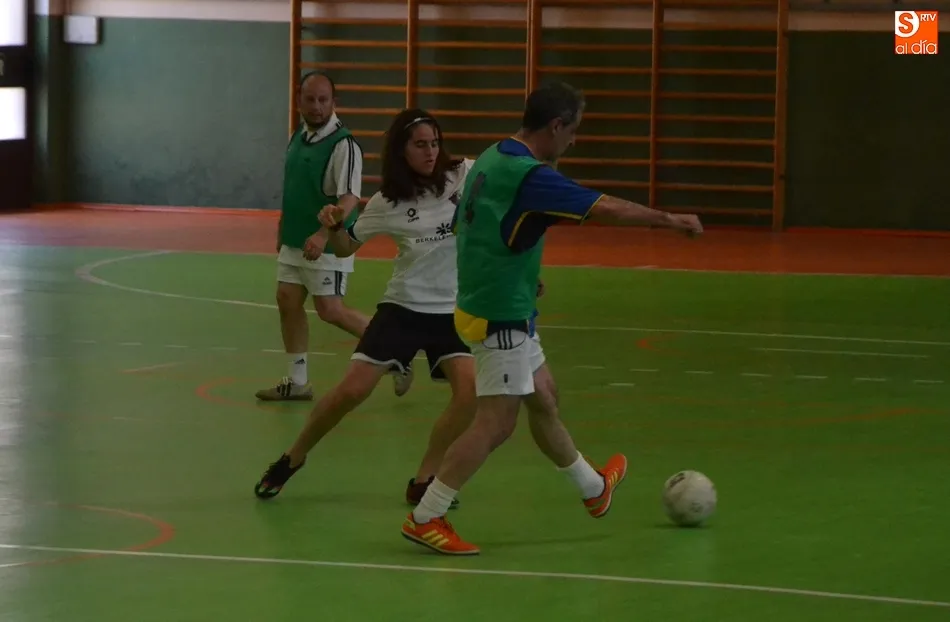 Foto 6 - Un partido entre alumnos y profesores clausura las actividades del IES Tierra  