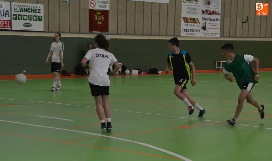 Foto 5 - Un partido entre alumnos y profesores clausura las actividades del IES Tierra  