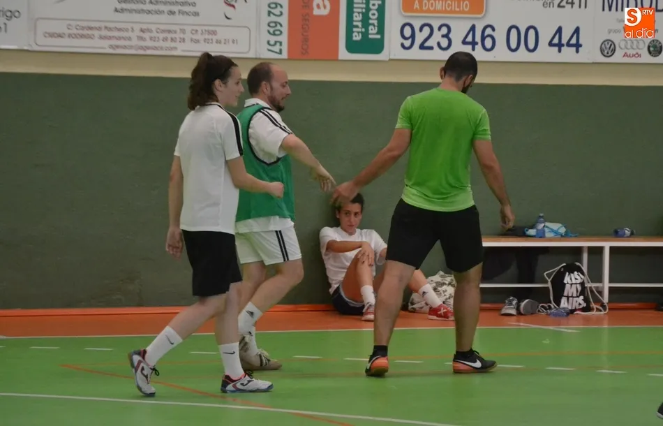 Foto 2 - Un partido entre alumnos y profesores clausura las actividades del IES Tierra  