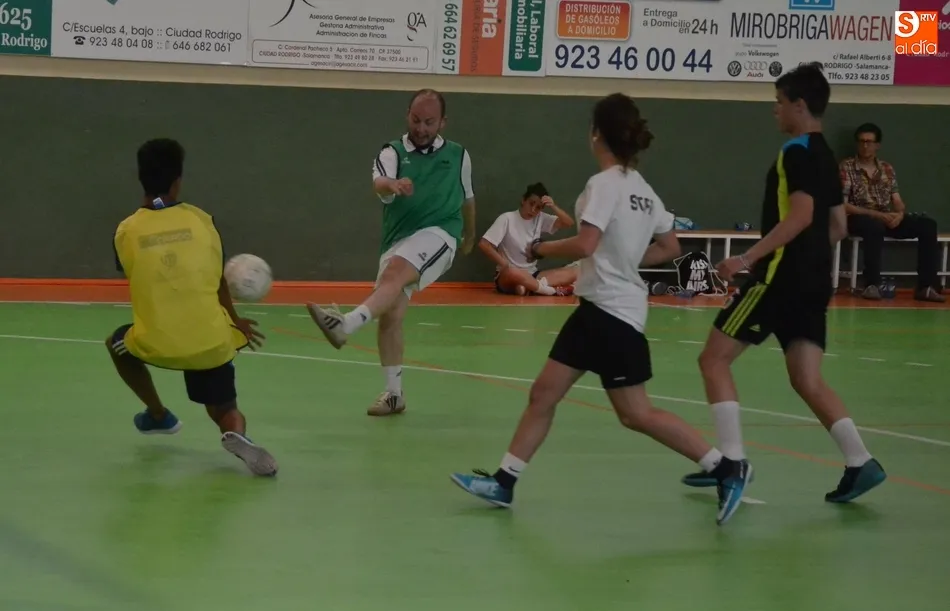 Foto 4 - Un partido entre alumnos y profesores clausura las actividades del IES Tierra  