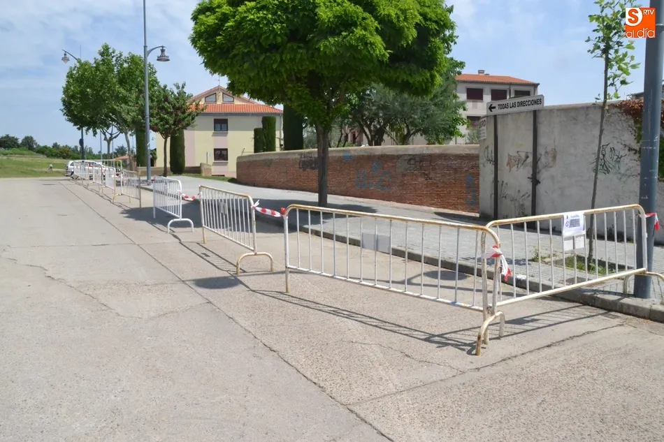 Foto 2 - La Polic&iacute;a coloca vallas para impedir la instalaci&oacute;n de varios puestos del mercadillo  