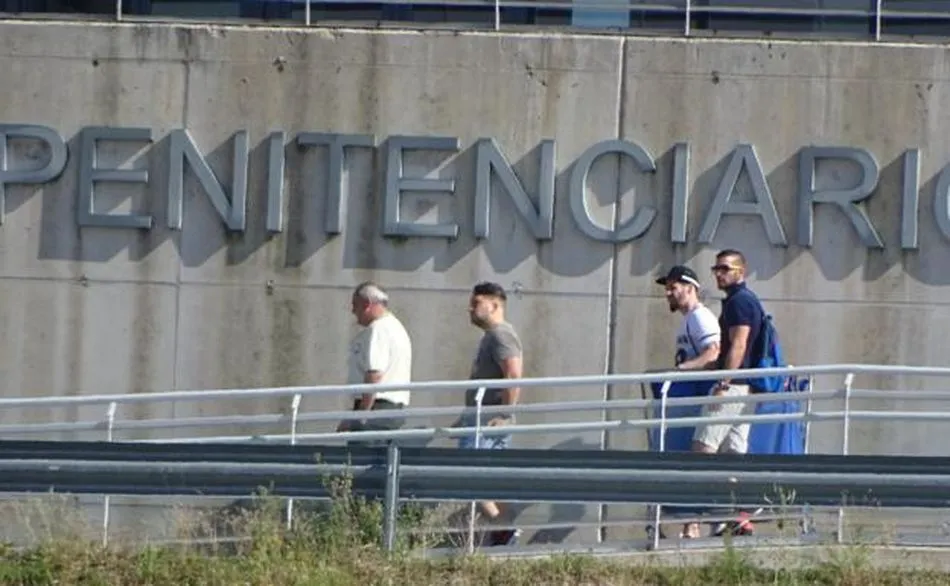 Salida de la prisión de Pamplona de tres miembros de La Manada / EL NORTE