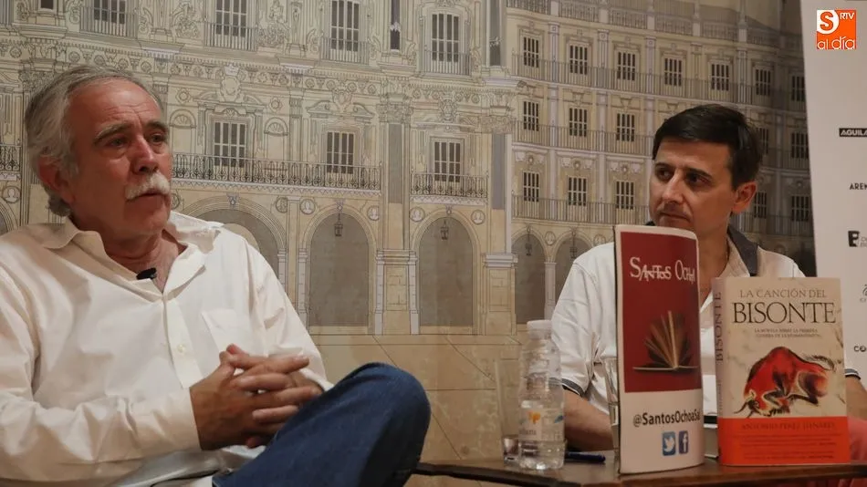 El escritor y periodista Antonio Pérez Henares, a la izquierda, en la presentación del libro. Foto: Alberto Martín