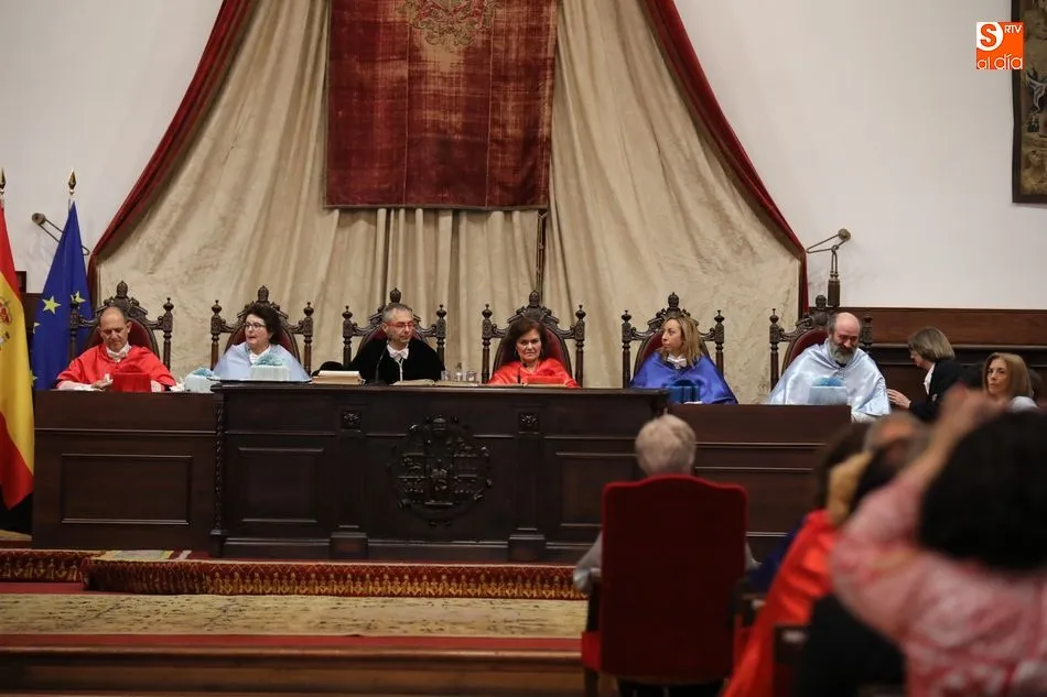 El Paraninfo ha acogido la investidura como doctoras causa de las filósofas Adela Cortina y Victoria Camps. Fotos: Alberto Martín