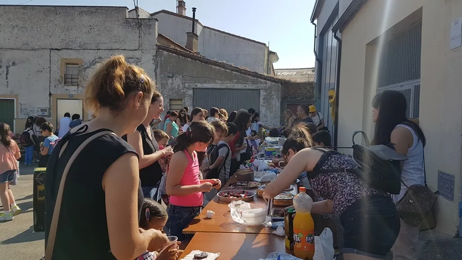 Foto 10 - El CRA Eusebia Palomino se despide del curso con un mercadillo solidario
