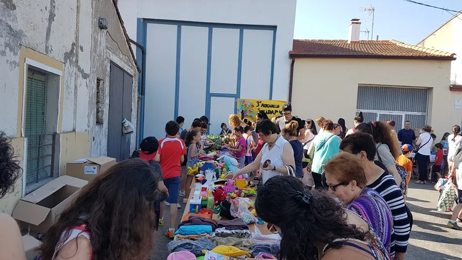 Foto 9 - El CRA Eusebia Palomino se despide del curso con un mercadillo solidario