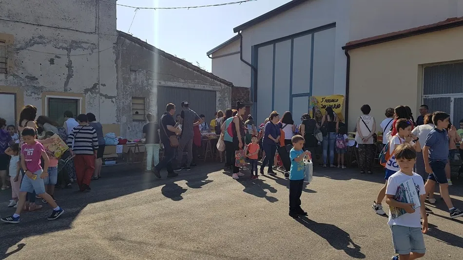 Foto 8 - El CRA Eusebia Palomino se despide del curso con un mercadillo solidario