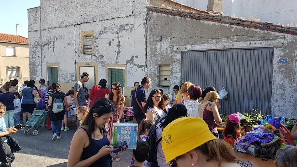 Foto 7 - El CRA Eusebia Palomino se despide del curso con un mercadillo solidario