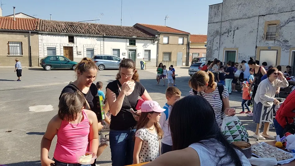 Foto 6 - El CRA Eusebia Palomino se despide del curso con un mercadillo solidario