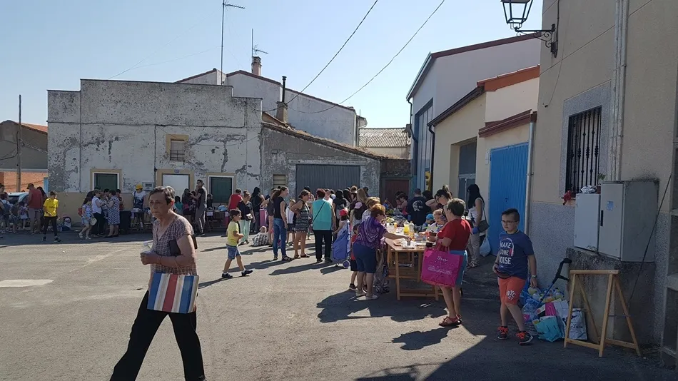 Foto 5 - El CRA Eusebia Palomino se despide del curso con un mercadillo solidario