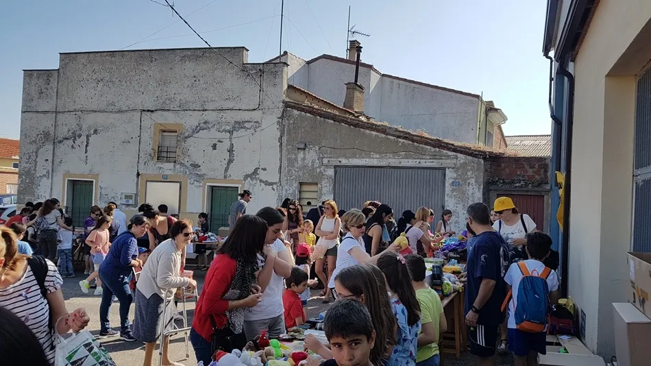 Foto 4 - El CRA Eusebia Palomino se despide del curso con un mercadillo solidario