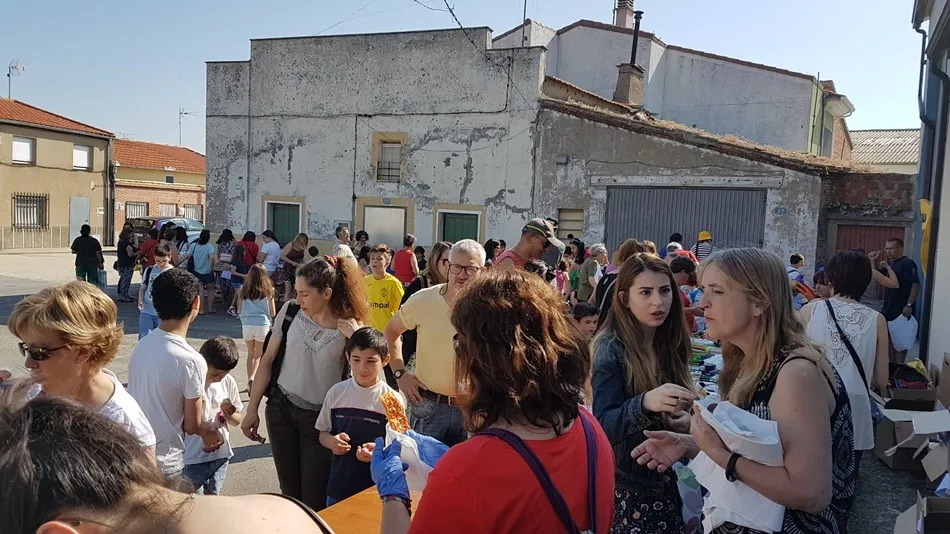 Foto 3 - El CRA Eusebia Palomino se despide del curso con un mercadillo solidario
