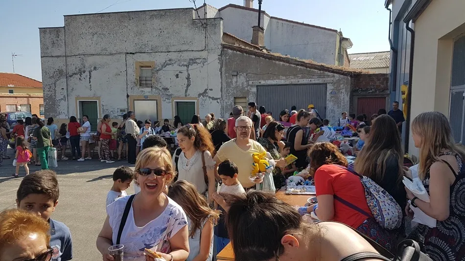 Foto 2 - El CRA Eusebia Palomino se despide del curso con un mercadillo solidario