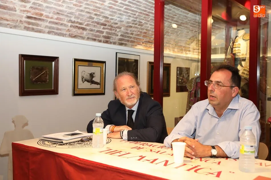 Foto 8 - Alipio P&eacute;rez-Tabernero relata sus vivencias taurinas en una amena charla